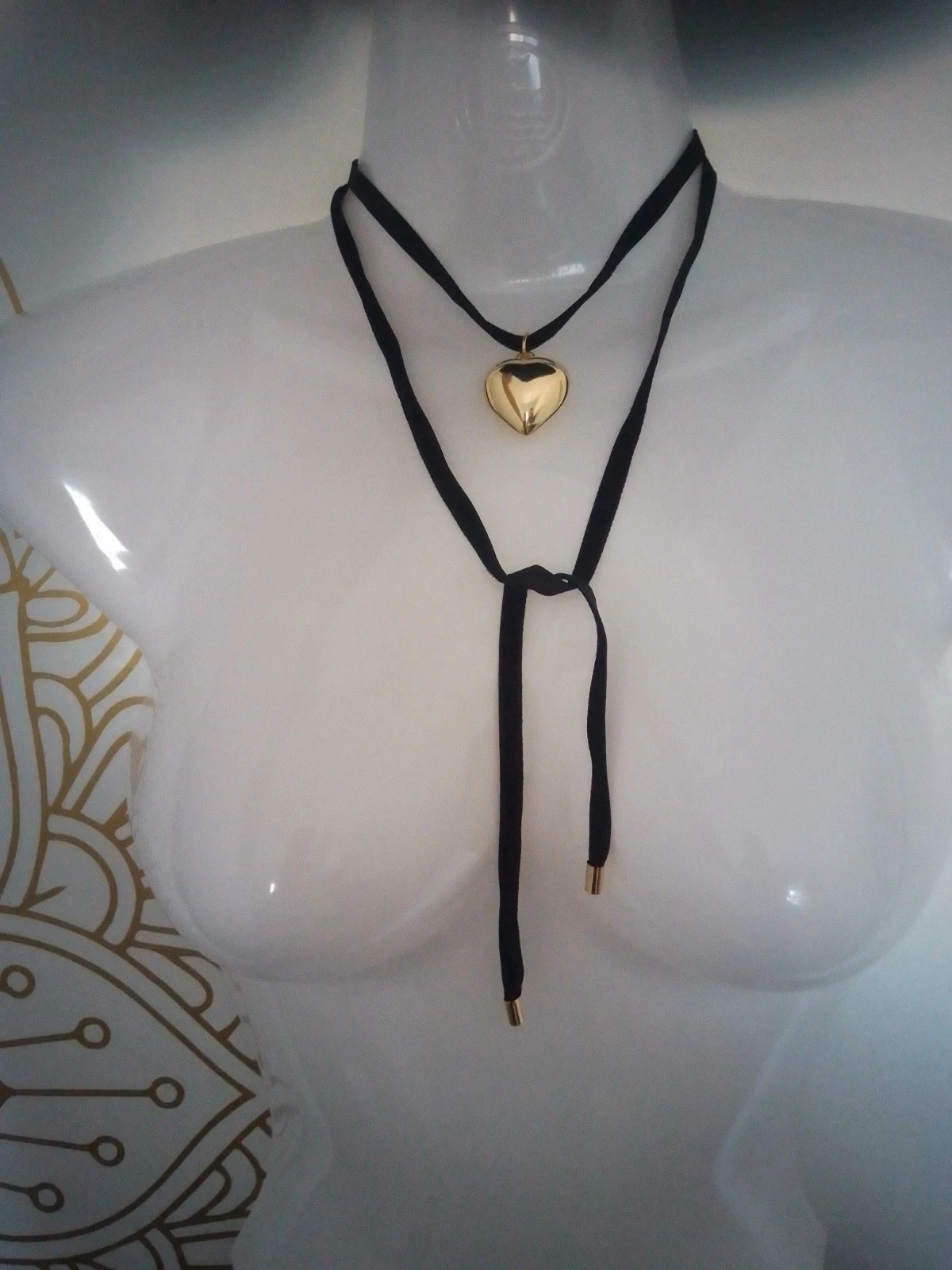 Halsketting met fluwelen lint en gouden hartje – photo 3